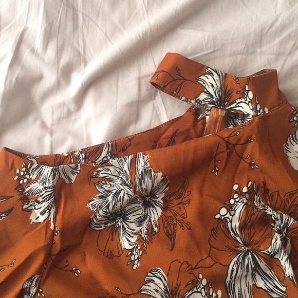 Off the shoulder floral dress 🍂🍁🍁🔥🔥 - Picture 3 of 7